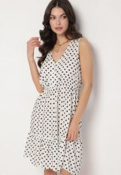 Biała Sukienka z Wiskozą i Bawełną w Kropki Lilivena. Białe sukienki Born2be, na co dzień, m, bez wzorów, z bawełny, eleganckie, bez kołnierzyka, bez ramiączek, mini. Za 39.99 zł.