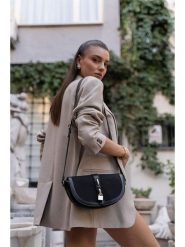 Lucky Bees Torebka w kolorze czarnym - 26 x 20 x 10 cm rozmiar: onesize. Czarne torby na ramię Lucky Bees, bez wzorów, z materiału, na ramię, bez dodatków. Za 174.43 zł.