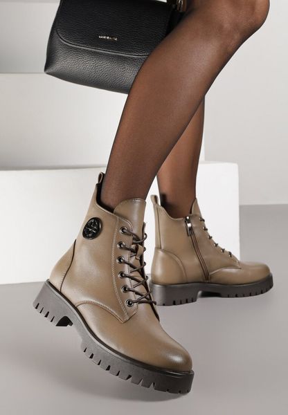 Ciemnobeżowe Botki Potocki w Stylu Workerów z Geometryczną Aplikacją Fiorna. Brązowe botki Born2be, z aplikacjami, z jeansu, bez obcasa, na płaskiej podeszwie, bez zapięcia. Za 199.99 zł.