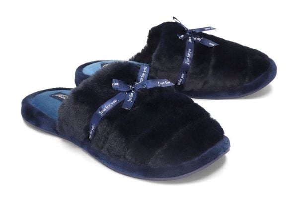 METEOR 260 WSTĄŻKA granatowy, kapcie damskie. Niebieskie obuwie domowe Meteor, bez wzorów, bez zapięcia. Za 40.79 zł.