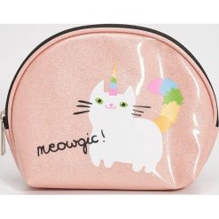 Kosmetyczka z nadrukiem - Różowy. Kufry i kosmetyczki Sinsay. Za 19.99 zł.