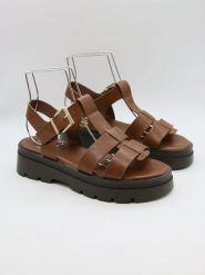 Bellucci Sandały w kolorze jasnobrązowym rozmiar: 36. Brązowe sandały Bellucci, bez wzorów, klasyczne, z otwartym noskiem, bez obcasa, bez zapięcia. Za 100.99 zł.