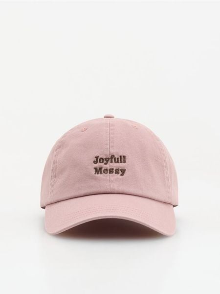 Czapka z daszkiem - brudny róż. Czerwone czapki Reserved, bez wzorów. Za 59.99 zł.