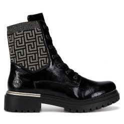 Trzewiki Rieker. Czarne botki Rieker, bez wzorów, bez obcasa, na płaskiej podeszwie, bez zapięcia. Za 389.99 zł.