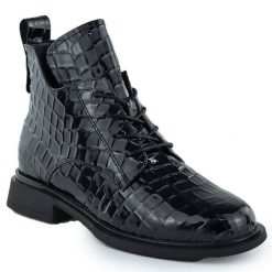 Skórzane botki damskie lakierowane kroko czarne Filippo DBT7239. Czarne botki Filippo, bez wzorów, z lakierowanej skóry, bez obcasa, bez zapięcia. Za 329.99 zł.