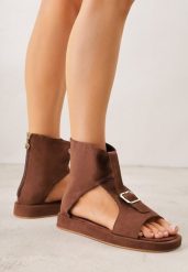 Brązowe Sandały Typu Botki Ozdobione Metaliczną Klamrą z Przodu Adrasaia. Brązowe sandały Renee, bez wzorów, bez obcasa, na płaskiej podeszwie, bez zapięcia. Za 99.99 zł.