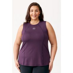 Damska koszulka sportowa Rough Radical Amber Tee Plus Size. Fioletowe koszulki sportowe ROUGH RADICAL, bez wzorów, bez ramiączek, na fitness i siłownię. Za 109.90 zł.