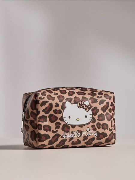 Kosmetyczka w cętki Hello Kitty - wielobarwny. Kufry i kosmetyczki Sinsay, bez wzorów, bez dodatków. Za 15.99 zł.