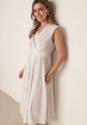 Biała Kopertowa Sukienka w Kropeczki z Wiskozą Zdobiona Wiązaniem w Talii Nesirite. Białe sukienki Born2be, na co dzień, l, z aplikacjami, z tkaniny, eleganckie, bez kołnierzyka, bez ramiączek, maxi, dopasowane. Za 99.99 zł.