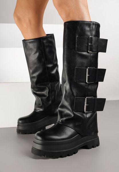 Czarne Kozaki Bikery na Grubej Podeszwie z Wywiniętą Cholewką i Paskami Elliride. Czarne kozaki Born2be, z jeansu, bez obcasa, na płaskiej podeszwie, bez zapięcia. Za 199.99 zł.