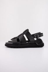 Sandały KICKERS NEOSINEAD Czarny. Czarne sandały Kickers, bez wzorów, ze skóry, bez obcasa, bez zapięcia. Za 342.75 zł.