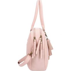 Torba w kolorze jasnoróżowym na laptopa - (S)41 x (W)29 x (G)9 cm. Czerwone torby na laptopa Pepe Jeans Accessories, bez wzorów, z materiału, przez ramię. W wyprzedaży za 249.95 zł.