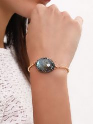 L'Atelier de Gaia Pozłacana bransoletka z kamieniami szlachetnymi rozmiar: onesize. Szare bransoletki L'Atelier de Gaia, z hematytem, pozłacane. Za 50.95 zł.