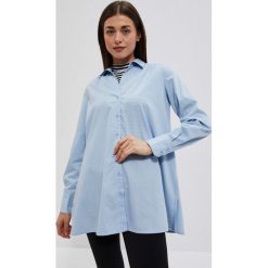 Koszula z rozkloszowanym dołem błękitna. Niebieskie koszule MOODO, m, bez wzorów, z bawełny, bez kołnierzyka, bez ramiączek. W wyprzedaży za 16.99 zł.
