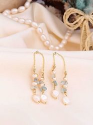 Pierres de Jade Pozłacane kolczyki-wkrętki z perłami i opalem rozmiar: onesize. Białe kolczyki Pierres de Jade, z opalem, pozłacane. Za 43.99 zł.