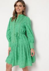 Zielona Sukienka z Haftowanej Tkaniny ze Stójką i Perłowymi Guzikami Salino. Zielone sukienki Born2be, m, bez wzorów, z tkaniny, vintage, bez kołnierzyka, bez ramiączek, midi, rozkloszowane. Za 109.99 zł.