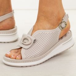 Khaki skórzane sandały damskie Cambell 40328. Brązowe sandały Cambell, z aplikacjami, z jeansu, casualowe, z okrągłym noskiem, bez obcasa, na platformie, bez zapięcia. Za 219.00 zł.