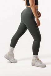 Damskie legginsy 7/8 na jogę i pilates, bez przedniego szwu – oliwkowy. Zielone legginsy AESTHETIC WOLF, s, bez wzorów, z dzianiny, z podwyższonym stanem. Za 149.99 zł.