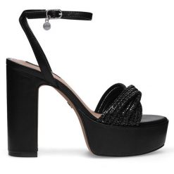 Sandały Nine West. Czarne sandały Nine West, bez wzorów, bez obcasa, na słupku, bez zapięcia. Za 179.99 zł.