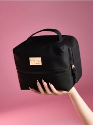 Kosmetyczka z dwoma zamykanymi komorami - czarny. Czarne kufry i kosmetyczki Sinsay, bez wzorów, bez dodatków. Za 29.99 zł.