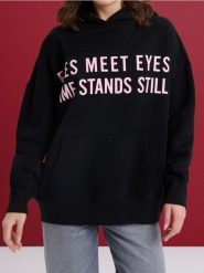 Bluza hoodie z napisem - czarny. Czarne bluzy Sinsay, l, bez wzorów, bez kaptura. Za 49.99 zł.