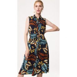 Granatowa Sukienka Discomfiture. Sukienki Born2be, l, bez wzorów, eleganckie, bez kołnierzyka, bez ramiączek, midi, koszulowe. Za 69.99 zł.