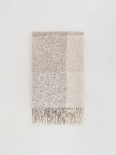 Szalik w kratę z frędzlami - kremowy. Białe szaliki Reserved, bez wzorów. W wyprzedaży za 45.99 zł.