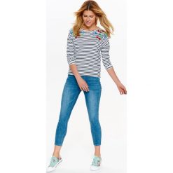 DAMSKA NIEROZPINANA BLUZA W PASKI Z APLIKACJĄ. Białe bluzy TOP SECRET, z aplikacjami, z dzianiny, bez ramiączek. W wyprzedaży za 44.99 zł.