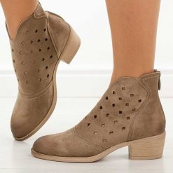 Beżowe ażurowe botki damskie na obcasie Potocki 12749. Brązowe botki POTOCKI, na jesień, w ażurowe wzory, z jeansu, bez obcasa, na obcasie, bez zapięcia. Za 219.00 zł.