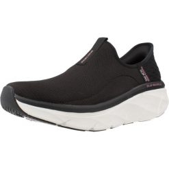 Kapcie SKECHERS SLIP-INS 150099S DLUX WALKER 2.0 Czarny. Czarne obuwie domowe Skechers, bez wzorów, z tkaniny, bez zapięcia. Za 317.99 zł.
