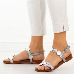 Srebrne płaskie sandały damskie M.Daszyński 1958-1. Szare sandały M.Daszyński, bez wzorów, ze skóry, eleganckie, bez obcasa, na płaskiej podeszwie, bez zapięcia. Za 149.00 zł.