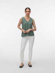 Vero Moda Dżinsy - Slim fit - w kolorze białym rozmiar: XL/L30. Białe jeansy Vero Moda, l, bez wzorów. Za 96.37 zł.