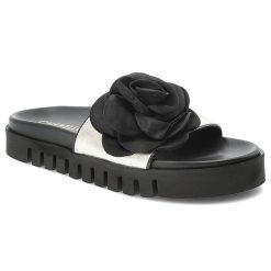 Klapki damskie Chebello, na platformie skórzane z ozdobnym kwiatem, złote, 4739-046. Żółte klapki CheBello, z aplikacjami, bez obcasa, na platformie. Za 429.00 zł.