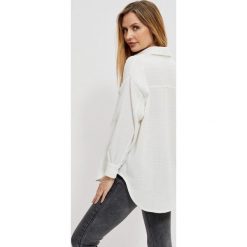 Koszula ze strukturalnej tkaniny. Koszule MOODO, l, bez wzorów, z poliesteru, bez kołnierzyka, bez ramiączek. W wyprzedaży za 63.99 zł.