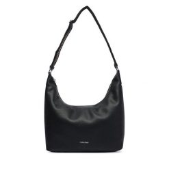 Torebka Calvin Klein. Czarne torebki klasyczne Calvin Klein, bez wzorów, bez dodatków. Za 569.99 zł.
