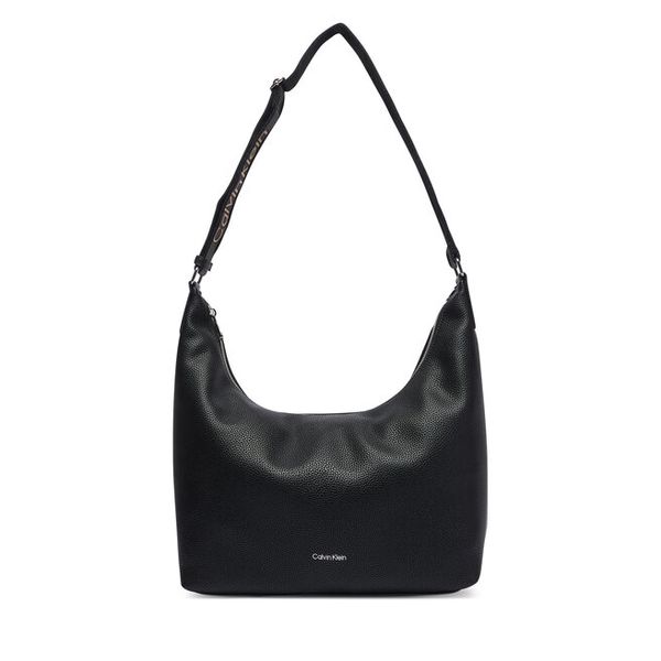 Torebka Calvin Klein. Czarne torebki klasyczne Calvin Klein, bez wzorów, bez dodatków. Za 569.99 zł.