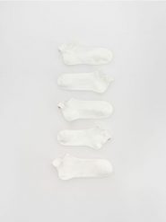 Skarpetki z haftem 5-pack - złamana biel. Skarpety Reserved, bez wzorów. Za 49.99 zł.