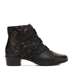 Botki Rieker. Brązowe botki Rieker, bez wzorów, bez obcasa, na płaskiej podeszwie, bez zapięcia. Za 369.99 zł.