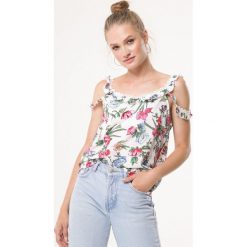 Biały Top Fountain Of Emotions. Białe topy Born2be, l, w ażurowe wzory, bez kołnierzyka, bez ramiączek. Za 29.99 zł.