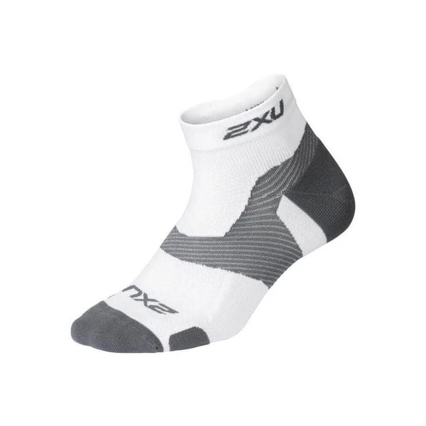 Skarpety 1-4 2XU Vectr Light Cush. Białe skarpety 2XU, bez wzorów, z lycry. Za 130.00 zł.
