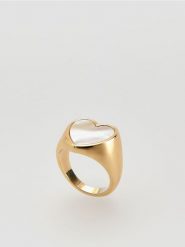 Pierścionek z masą perłową - biały. Białe pierścionki Reserved, z perłą. Za 39.99 zł.