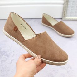 Espadryle damskie zamszowe z wycięciami taupe News 24TX02-2416. Espadryle NEWS, bez wzorów, z materiału, bez obcasa, bez zapięcia. Za 49.50 zł.