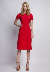 Szykowna Czerwona Sukienka z Krótkim Rękawem i Ozdobnym Paskiem. Czerwone sukienki Lanti, l, bez wzorów, z materiału, eleganckie, bez kołnierzyka, bez ramiączek, mini. Za 224.90 zł.