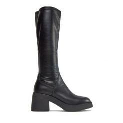 Kozaki Tamaris. Czarne kozaki Tamaris, bez obcasa, na słupku, bez zapięcia. Za 499.99 zł.