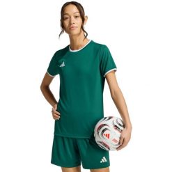 Koszulka damska adidas Entrada 26 Jersey. Zielone bluzki Adidas, bez wzorów, z jersey, sportowe, bez kołnierzyka, bez ramiączek. Za 60.99 zł.