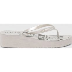 Calvin Klein Jeans - Japonki. Szare klapki Calvin Klein Jeans, bez wzorów, z jeansu, bez obcasa, na koturnie. W wyprzedaży za 139.90 zł.