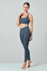 Damskie legginsy push-up z wysokim stanem Omm Yoga by Risalti Sculpt. Czarne legginsy OM, m, bez wzorów, z elastanu, z podwyższonym stanem, na fitness i siłownię. Za 239.99 zł.