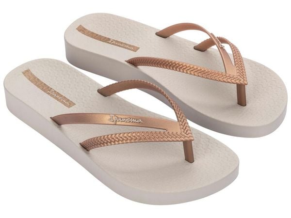Klapki damskie japonki Ipanema Bossa Soft. Brązowe klapki Ipanema, bez wzorów, z materiału, bez obcasa. Za 79.00 zł.