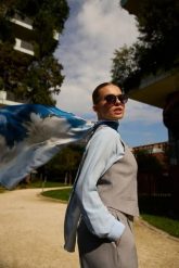 Szal w kwiaty błękitny. Niebieskie szaliki MOODO, bez wzorów, z poliesteru. Za 49.99 zł.