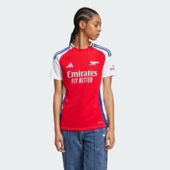 Koszulka Arsenal 24/25 Home. Białe bluzki Adidas, l, bez wzorów, z materiału, sportowe, bez kołnierzyka, bez ramiączek. W wyprzedaży za 333.75 zł.